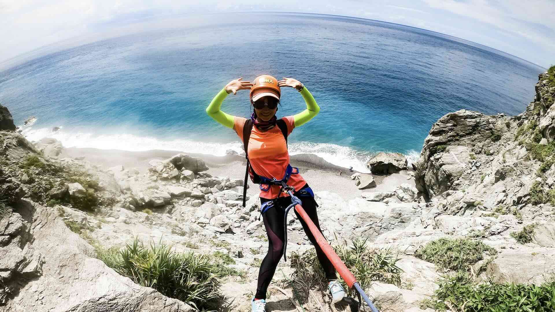 象鼻隧道一日攀岩垂降團 象鼻隧道一日行程,好野人教練帶領學員於舊蘇花公路峭壁進行繩索垂降與攀登體驗