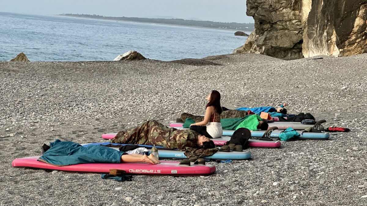 好野人大清水斷崖 SUP 銀河團，無人海灘露宿，直接睡在 SUP 板上，結合海上立槳與負重登山