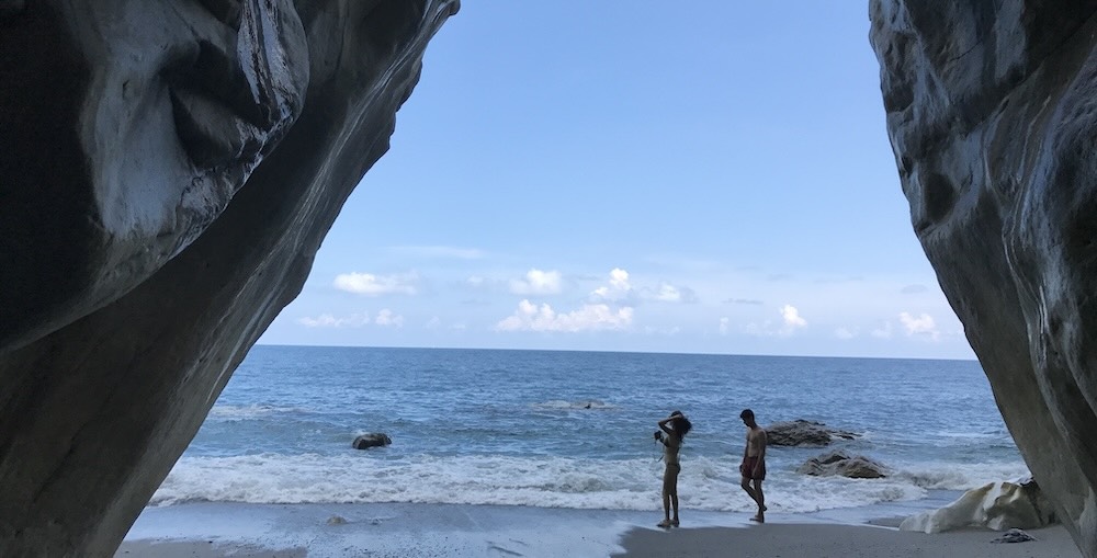 花蓮兩天一夜怎麼玩|清水斷崖海蝕洞 花蓮兩天一夜行程文章封面,清水斷崖海蝕洞海景畫面