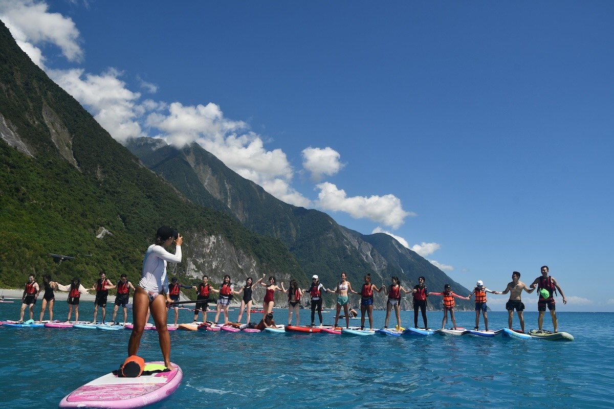 好野人清水斷崖 SUP 少女團，午後陽光灑落海面波光粼粼，Starboard 板身超穩適合情侶閨蜜
