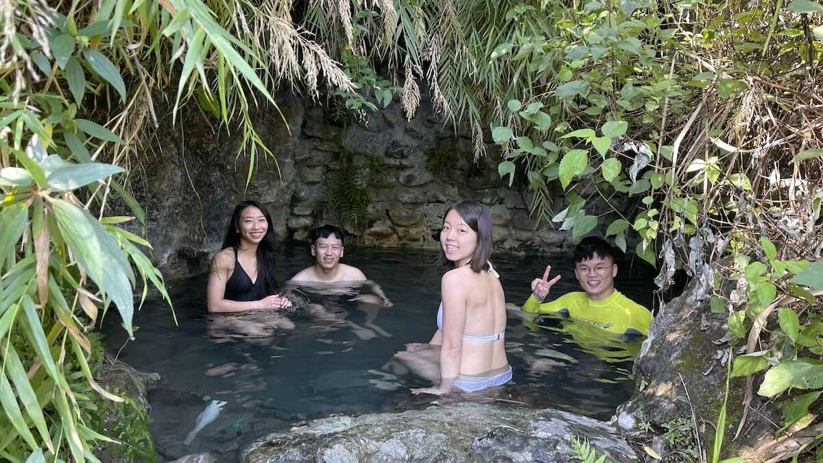 萬榮溫泉一日行程，花蓮萬里溪摩里沙卡洞穴溫泉，遊客享受野溪溫泉樂趣